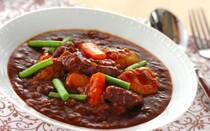 牛肉と野菜の旨みいっぱいのビーフシチュー。ホロホロのお肉で味覚から幸福感に包まれるだけでなく、身体をホッと温めてくれる、寒い時期に食べたい料理です。そこで今回は、ビーフシチューの基本レシピのほか、おすすめレシピを【7選】ご紹介します。