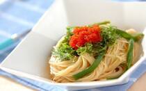 小粒でプチプチとした食感が楽しめる「とびっこ」は寿司ネタとしても人気のある魚卵です。白ごはんにそのままのせて食べても良いのですが、パスタやサラダなどにトッピングすれば見た目も華やかに！ より美味しく食べられますよ。そこで今回は、とびっこのプチプチ食感を生かした絶品レシピ【5選】をご紹介します。