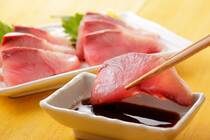 お祝いの席や伝統行事で食べることが多い「ブリ」。刺身や煮付けなど食卓への登場数が多く冬が旬の栄養価の高い魚です。今回は、日本人になじみ深い「ブリ」の下ごしらえをはじめ、基本の照り焼きの作り方、洋風中華やエスニックなど、ご飯に合う万能ブリレシピを22選ご紹介します。