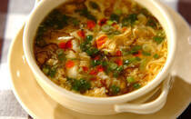 中華スープでおなじみのサンラータンは、酸味×辛味のコラボが絶妙で後を引く味です。青椒肉絲や麻婆豆腐といった、ほかの中華料理とはもちろん、和食にもピッタリ！ そこで今回は、サンラータンの作り方のほか、15分以内で作れる、美容や健康に効果的、体が温まる、クールダウンできるアレンジレシピ【17選】をご紹介