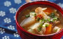 体の芯からポカポカと温まる「豚汁」は、野菜たっぷりで栄養バランスが良く食べ応えも十分な、寒い時期の優秀メニュー。そこでこの記事では、豚汁の基本の作り方のほか、簡単＆時短・具だくさん・アレンジレシピなど【25選】をご紹介します。