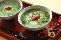 1年の無病息災を願い1月7日に食べる「七草がゆ」。その作り方を、ご飯から作るレシピ、お米から土鍋・炊飯器で作るレシピを詳しく紹介します。シンプルな七草がゆに飽きた方はアレンジレシピをどうぞ。