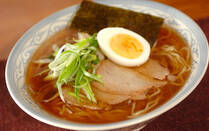 そのまま食べても美味しいチャーシューは人気の食材です。旨味がギュッと凝縮していて、チャーシューを料理にプラスするだけで、より風味豊かに。そんなチャーシューを自宅で作ってみませんか？ そこで今回は、プロが伝授する本格的なチャーシューの作り方をご紹介します。