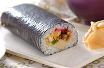 節分の日に食べると縁起が良い「恵方巻」や太巻きにおすすめの具材29選をご紹介。さらにおすすめの具材の組み合わせや、イワシの副菜レシピも。これさえ見れば献立も迷わないこと間違いなしです。