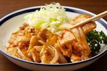 今回の【材料２つで完成のおかず】シリーズは「玉ネギ×豚肉」この黄金の組み合わせで作る、基本の生姜焼きレシピから簡単で節約になる万能節約レシピをご紹介していきます。