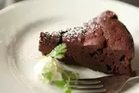 混ぜて焼くだけ！【ガトーショコラ】基本の作り方から炊飯器やホットケーキミックスを使ったアレンジ６選