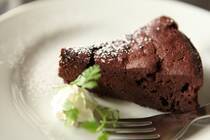 ちょっぴり大人な味わいでバレンタインの定番のガトーショコラ。実は簡単、材料を混ぜて焼くだけで作れます。今回は、基本のガトーショコラの作り方や、フライパンやホットケーキミックス、炊飯器を使った簡単レシピをご紹介します。