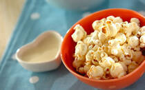 自宅で作ると子どもから大人まで盛り上がるポップコーン！ ポンポンと弾ける音が楽しいですよね。フレーバーも豊富で、どの味にしようか迷ってしまいます。そこで今回は、初心者でも失敗しないポップコーンの作り方のほか、フレーバー別や、ポップコーンでデコレーションするスイーツレシピなどをご紹介。
