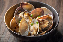 アサリの酒蒸しはフライパンでスピーディーに作れて栄養たっぷり。今回はアサリの栄養や砂抜きなどの下処理方法をはじめ、基本のレシピからキャベツや春野菜を合わせたお店顔負けのレシピを23選ご紹介します。