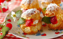 お菓子作りに欠かせないホイップクリーム。生クリームと比べ、軽やかでさっぱりとしていて、食べやすいのが魅力です。また、真っ白でカタチが崩れにくいため、デコレーションとしても活躍してくれます。そこで今回は、ホイップクリームを使ったスイーレシピ【19選】をご紹介。