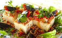 ピータンは「ツバメの巣」「フカヒレ」「アワビ」に並ぶ中国の珍味です。色やにおいが独特なため「ゲテモノ」だと思っている人もいるかもしれませんね。そんなピータンは、全体的に栄養価が高いのがポイントです。味も卵の燻製に近く…。