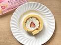 毎月6日はロールケーキの日！ローソン「プレミアムロールケーキ（フルーツのせ）」はイチゴが乗って発売中