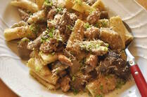 4月～5月に旬を迎える「新ごぼう」。通常よりも早く収穫しているため、皮が薄くてやわらかく、みずみずしいのが特徴です。通常のごぼうの土っぽさやえぐみが苦手な人も、新ごぼうなら美味しく食べられますよ。そこで今回は、新ごぼうの香りや食感を活かしたレシピ【20選】をご紹介します。