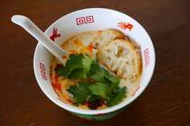 温めた豆乳を注ぐだけで、人気の台湾朝ごはんが簡単に作れる「鹹豆漿（シェントウジャン）の素」を編集部が体験！ぴったりの「客家柄のどんぶりとれんげセット」もご紹介します。