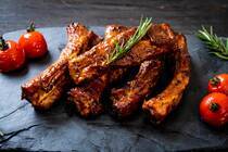 スペアリブは漬けて焼くだけや煮るだけで旨味たっぷりでゴージャスな一品が完成します。骨つきなので美味しい旨味が味わえます。そこで今回は漬けて焼くだけ＆煮るだけ。華やかで食べ応え満点のBBQやおもてなしに欠かせないスペアリブの簡単レシピをご紹介します！