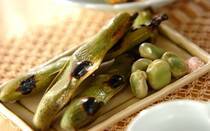 春から初夏にかけて旬を迎える「そら豆」。店頭では、さや付きの新鮮なそら豆が並び、中には3～4個ほどの豆が入っています。大きくて食べ応えがあり、煮たり、焼いたりするとホクホク感や甘みがアップして絶品です。そこで今回は、そら豆を使ったレシピ【20選】をご紹介します