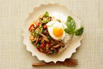 タイ料理の定番「ガパオライス」具沢山でアレンジもできるお手軽料理はワンプレートで満足できるのでお弁当にもオススメです。今回は大人も子どもも満足できる！本格的なガパオライスの作り方をご紹介します。