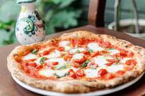 ゴールデンウィークや週末のランチに何生地から作れば節約になり、もちもち食感やサクサクのクリスピーなどお好みの生地が作れます。そこで今回はおうちで作れば節約になる、発酵いらずの自家製ピザ生地の作り方や人気のオススメトッピングやアレンジなど大満足のピザレシピ25選をご紹介します！