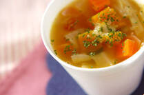 ミネストローネのおすすめの具材と基本の作り方を紹介します。トマト缶が無くても、ベーコンが無くても、冷蔵庫にあるもので美味しく作れますよ。ミネストローネと一緒に食べたいおかずもチェックして下さい！