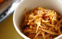 安価で手に入れやすく、シャキシャキ食感が楽しい「エノキ」。淡白な味わいで、さまざまな食材と相性が良く、炒め物、和え物、スープと幅広い料理で活躍します。低カロリーでビタミンB1やB2、食物繊維も豊富。そこで今回は、エノキを使ったおすすめレシピ【20選】ご紹介します。