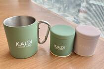 4月25日に【カルディ】から限定発売のシェラカップとミニトング、アヒージョシーズニングの3点をセットにした「シェラカップ＆トングdeアヒージョセット」、バックパックなどにぶら下げられる「カラビナ付き ダブルウォールマグ」や、持ち運びに便利な「ミニキャニスター缶」の詳細をご紹介します！