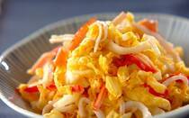 コンビニやスーパーで手軽に購入できるカニカマは、冷蔵庫にストックしておくと便利な食材です。そのまま食べられるカニカマですが、ひと手間加えると美味しさがアップ。今回は、定番のサラダや和え物のほか、ボリューム満点の炒め物や10分以内で完成するスープレシピを【20選】ご紹介。