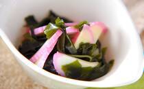 そのまま食べても美味しいカマボコは、ストックしておくと便利な食材です。コンビニやスーパーで手に入りやすく、お手頃価格なのもうれしいポイント。とはいえ、アレンジのバリエーションが少なく、マンネリ化してしまう方も多いのではないでしょうか？ 今回は、カマボコを使った簡単レシピを20選ご紹介します。