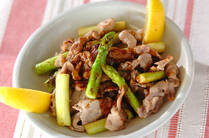 アスパラは豚肉と炒めたり、豚バラで肉巻きにしたりと相性抜群の「アスパラ×豚肉」。今回はメインのおかずになる、豚肉やベーコンとアスパラの組み合わせレシピ15選を紹介します。アスパラの下処理方法も必見です！