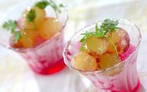 さまざまな品種があり、1年中手に入りやすい「ぶどう」ですが、日本では夏から秋にかけて旬を迎えます。その甘酸っぱくてみずみずしい果肉は多くの人に好まれ、人気のある果物のひとつですね。そこで今回は、ぶどうが主役のスイーツレシピ【20選】をご紹介します。