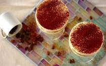 ほのかな甘みと酸味、ミルキーな味わいが特徴のマスカルポーネ。スーパーで手軽に手に入るうえ、やわらかく扱いやすいのが魅力です。とろけるような口どけを活かし、ティラミスをはじめとするスイーツに多く使われています。今回は、そんなマスカルポーネを使ったスイーツ＆おかず系レシピを【20選】ご紹介します。