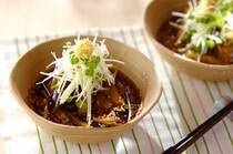 今回はプロ顔負けの本格的な「ナスの煮浸し」をご紹介！ゴマ油香るナスの揚げ浸しやめんつゆで作る焼きびたしなど、温かいままでも冷やしても美味しく食べられる暑い日のお助け副菜は覚えておくと便利です。