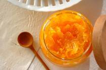 オレンジや夏みかんなど旬の果実を凝縮させたマーマレード。パンに塗るだけではなくおかずやスイーツに使える万能選手です。今回は大人気のマーマーレードの基本レシピをはじめ、マーマレードで作る人気のおかずやスイーツなどアイデアあふれるレシピを15選ご紹介します！