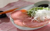 ほどよい塩気があり旨味もたっぷりのハムは、さまざまな料理に使えてとっても便利。加熱の必要もなく、そのまま食べられるので、時間がないときにも重宝します。日持ちもするので、家に常備しているという方も多いのではないでしょうか。