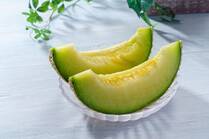 今年もメロンのシーズンがやってきました。とろけるような果肉と上品な香りが魅力で、暑い季節にぴったりな果物です。そのまま食べても美味しいですが、アレンジを加えてデザートやドリンクで楽しむのもおすすめ。そこで今回は、美味しいメロンの食べ方をはじめ、デザート・ドリンクレシピ【15選】をご紹介します。