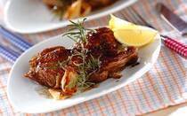 フルーティーな酸味とまろやかなコクが特徴のバルサミコ酢。ぶどう果汁を長期熟成させた、イタリア生まれの果実酢です。ドレッシングや肉や魚のソースなど使い方はさまざまですが、あまり出番がなく余らせている方もいるのではないでしょうか。そこで今回はバルサミコ酢の消費にぴったりな簡単レシピ20選をご紹介します。