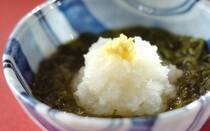 めかぶとは、ワカメの根本部分のことで、シャキシャキの歯ごたえと強いねばりが特徴です。食物繊維が豊富で、生活習慣病の予防に効果が期待でき、美肌、美髪作りにも役立つと言われています。スーパーでは茹でて刻んだ状態で売られているものが多く、そのままでも手軽に食べられる、便利な食材ですね。