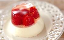 ゼラチンを使ったスイーツは冷やしてからめるだけなので簡単＆楽チン！ 寒天とは異なり、ぷるんと弾力のある食感に仕上がります。そこで今回は、ゼラチンを使ったスイーツレシピ【20選】をご紹介します。ゼリーなどの定番スイーツのほか、おもてなしスイーツや親子で楽しく作れるスイーツなども集めました。