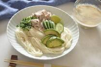 喉越しのよい素麺は、食欲が落ちやすい暑い日でも食べやすいからこそ、タレや具に変化を加えて飽きずに食べたい食材。この記事では「豚しゃぶのクルミだれ素麺」を紹介します！