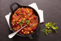 ひき肉や豆類がたっぷり入ったチリコンカンは高タンパク低カロリーで常備できるので作っておくと便利です。そこで今回は、何度も作りたくなるチリ基本の作り方やスパイスがたまらない簡単レシピ、そしてチリコンカンをごはんなどに合わせたアレンジレシピを9選ご紹介します！