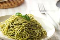 お店で食べることが多い「ジェノベーゼ」。自家製で作って冷蔵庫にストックしておけばパスタだけでなく、サラダや炒め物にも活躍する調味料になるんですよ。今回は、基本のジェノベーゼの作り方やパスタやピザ、炒め物などで使えるジェノベーゼアレンジレシピをご紹介。またバジル以外のジェノベーゼレシピもご紹介します。