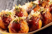 たこ焼きのオススメ具材 46選をご紹介！納豆や唐揚げなどの変わり種や、トロッととろけるチーズ、そしてリンゴやバナナやチョコレートなどのスイーツ系まで、意外な組み合わせが楽しめる具材アイデアと基本のタコ焼きの作り方をご紹介します。