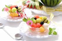 暑い日は冷たいデザートがあると嬉しいですね。そんな時は手軽に作れるフルーツポンチがオススメです！炭酸で割るだけや缶詰で作る簡単なフルーツポンチからナタデココ入りなどのアレンジレシピなど。バーベキューやホームパーティーにオススメなものばかり。是非試してくださいね。