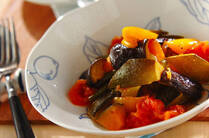 イタリアの郷土料理「カポナータ」ナスやズッキーニなどの夏野菜をトマトで煮込んだワインに合う一品です。今回は、プロ直伝の絶品カポナータをご紹介！ラタトゥイユとの違いやパスタなどに合わせた食べ方など夏野菜をたっぷり味わいましょう。