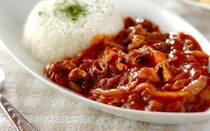 ハヤシライスは薄切りの牛肉と玉ネギをデミグラスソースやトマトピューレで煮て、白いごはんにかけたもの。甘くてコクのある味わいで、大人も子どもも大好きな味ですね。カレーライスと同じく手軽に作れるルウも販売されているので、おうちでよく作るという方も多いのではないでしょうか。