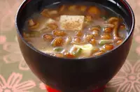 使える【ナメコ】レシピ20選！下処理方法や定番の味噌汁、副菜、ご飯モノや麺も！ネバネバで元気♪