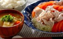 暑いときのスタミナアップにぴったりな「冷しゃぶ」は夏の人気料理のひとつです。しかし、どんな献立にしようか悩んでいる方もいるのではないでしょうか。そこで今回は、冷しゃぶ献立に合うおかずレシピ【20選】をご紹介します。