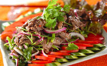 鮮やかな紫色が特徴の紫玉ネギ。辛みが少ないので生食に適した玉ネギなんですよ。そこで、今回は、紫玉ネギを使ったレシピを【30選】ご紹介します。サラダやマリネのほか、肉や魚料理に添えて彩りをプラスしましょう。