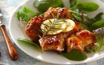 皮がパリッと香ばしく、中はジューシーな「チキンソテー」は忙しいときでも手軽に作れる人気メニューです。しかし、いつも同じ味つけでマンネリ化しがちに…。そこで今回はアレンジのレパートリーが広がる、チキンソテーのレシピ【20選】をご紹介します。