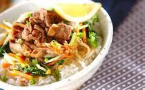 熱々のご飯にお肉をたっぷりのせた「焼き肉丼」は、手軽に作れて、パワーチャージできるのが魅力です。ガッツリ食べたいときはもちろん、アレンジ次第で野菜もバランス良く摂れるため、忙しい日の食事作りに重宝します。そこで今回は、焼き肉丼のレシピ【7選】をご紹介。