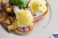 ホテルライクな絶品「エッグベネディクト」で手軽に朝ごはん♪ポーチドエッグのアレンジ４選も